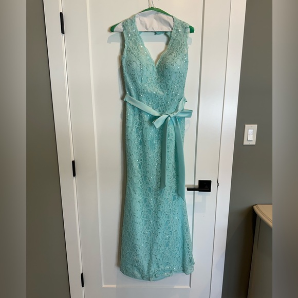 Formal bridesmaids/graduation dress. Size 6. Lace. - Picture 2 of 4